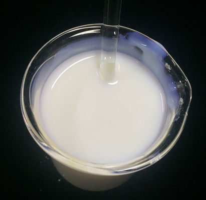 Milchweißes Flüssigsilikon Amodimethicone und Ceteartrimoniumchlorid und Trideceth-12 in Haarmitteln