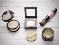 SiO2 Silica Fluid bietet eine seidenartige Textur, ein glattes und weiches Gefühl, das die Haltbarkeit des Produkts und die natürlichen Make-up-Effekte verbessert.